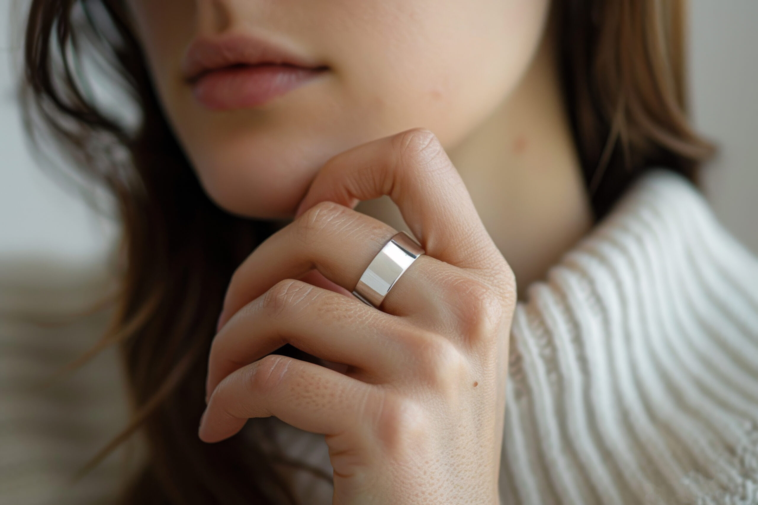 Woman wearing a smart ring